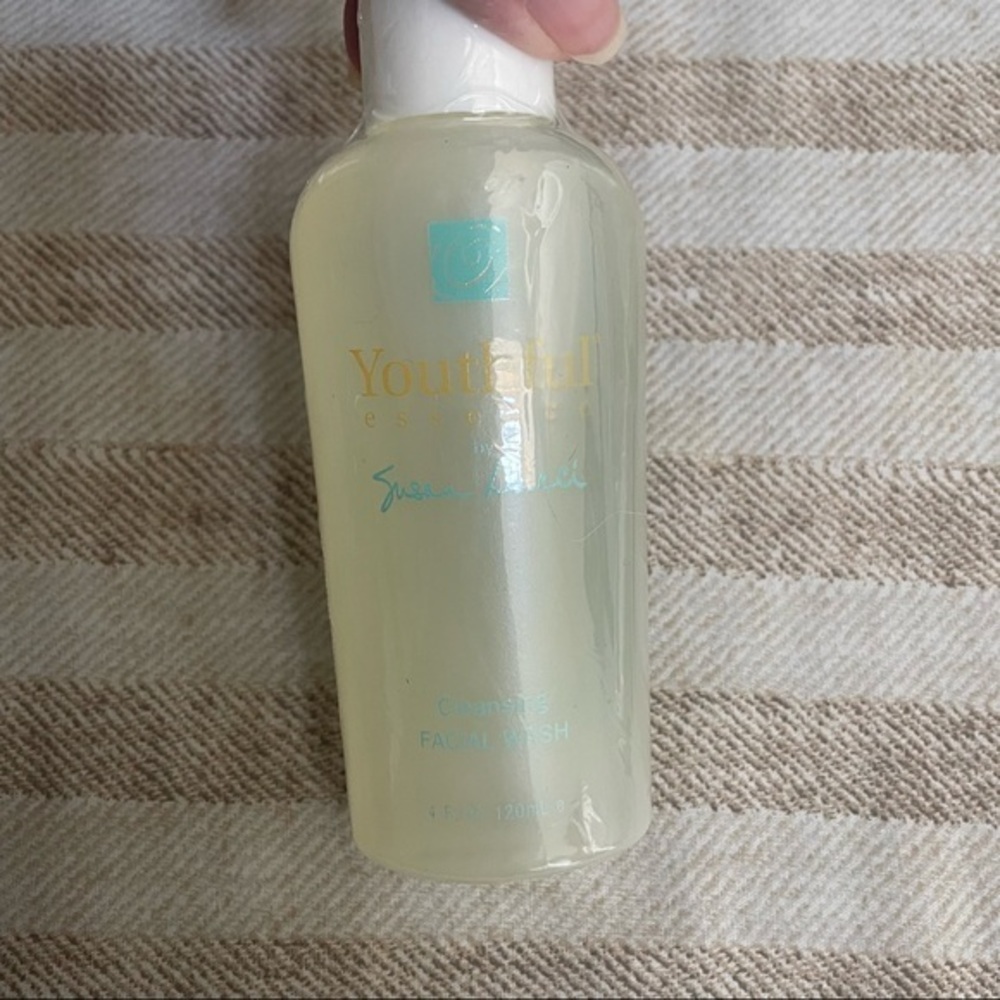 Susan‎ Lucci youthful essence facial wash sealed 4oz